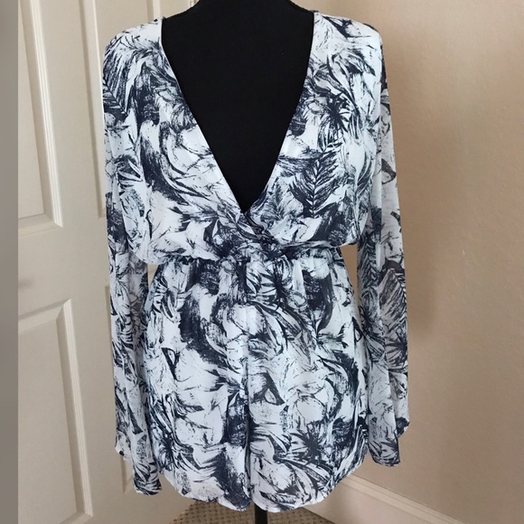 Loose fitted blue n white summer romper! - Picture 2 of 7